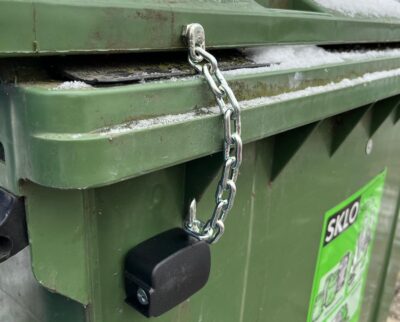 Poškození zamčeného kontejneru na sklo na ulici Na Vrchovině