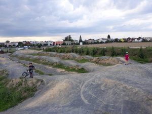 V Komárově se buduje pumptracková dráha