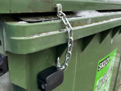 Poškození zamčeného kontejneru na sklo na ulici Na Vrchovině