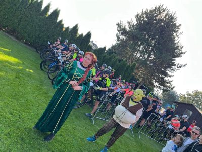 Fotografie z&nbsp;cyklozávodů se Shrekem
