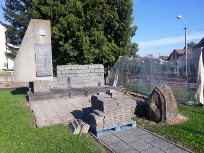 Oprava pomníku před kostelem