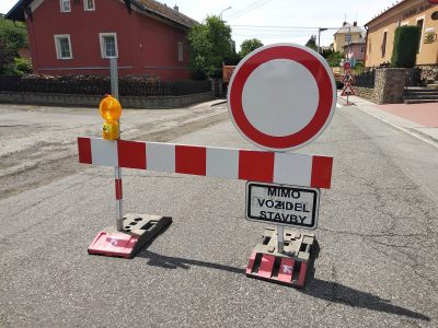 Uzavírka ul. Dlouhé v Komárově